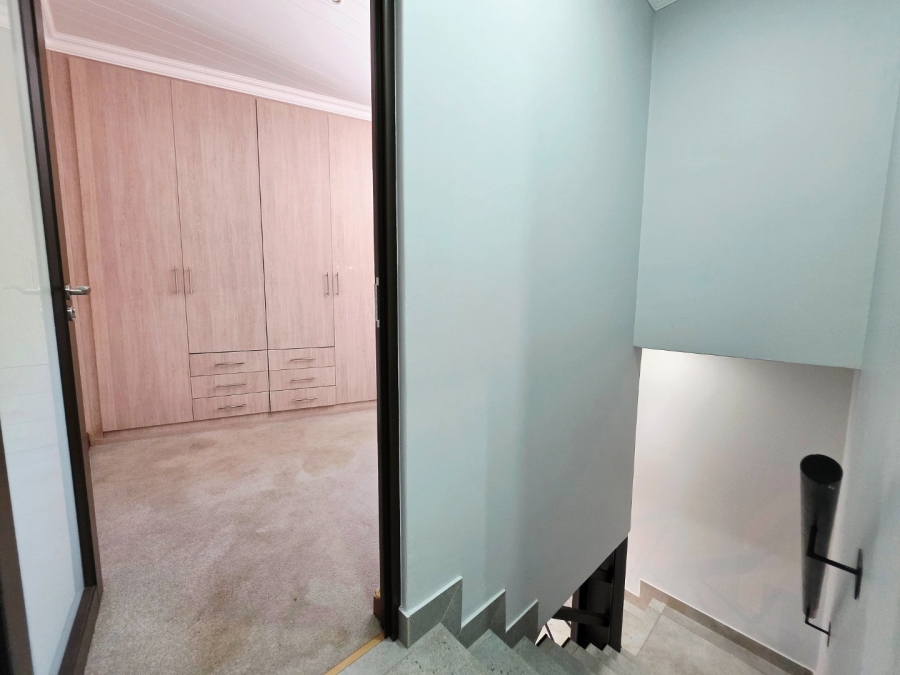 5 Bedroom Property for Sale in Langenhovenpark Free State